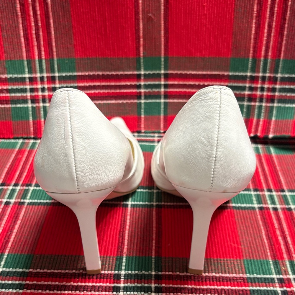 🖤BCBGirls White Heels with Gold Buckle🖤 - Picture 2 of 11